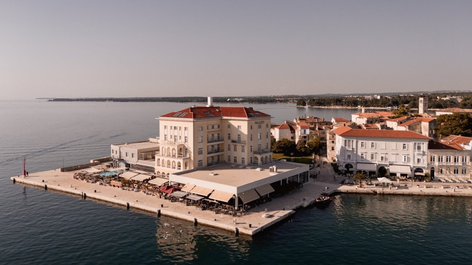 Reise-Highlight Adria: Spa und Meerblick im Hotel Palazzo Poreč Das BO Hotel Palazzo in erster Meereslage im historischen Stadtkern von Poreč, Istrien.